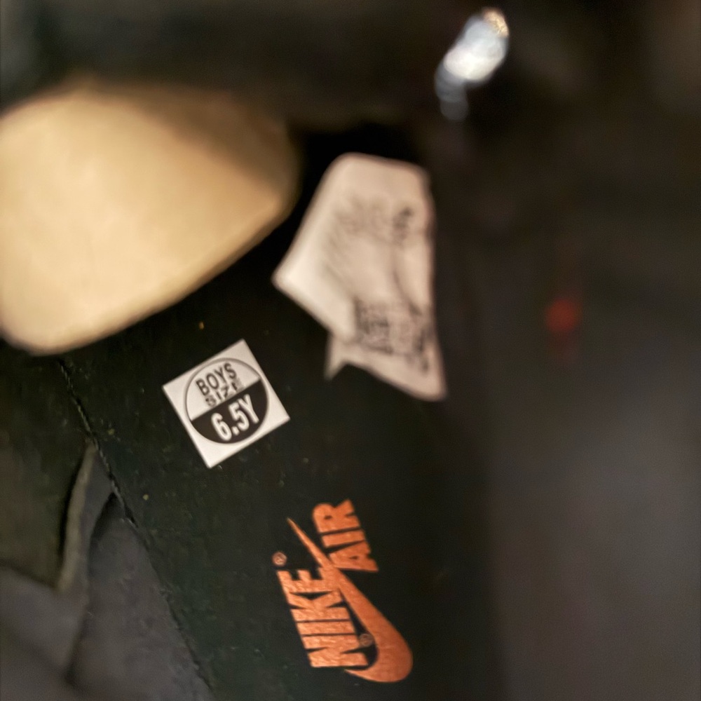 JORDAN 1 RETRO HIGH OG GS 'SHATTERED BACKBOARD 3.0' (Boys 6.5) - Picture 4 of 4